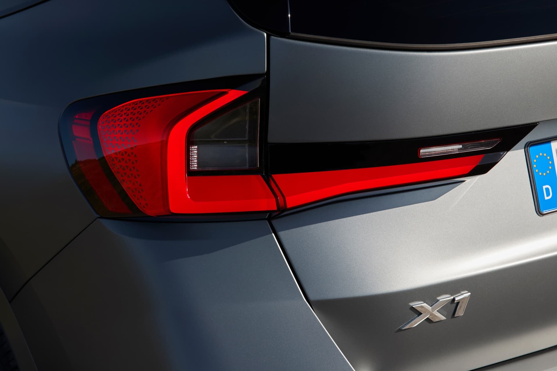 Close-up de la luz trasera con diseño distintivo del BMW X1.