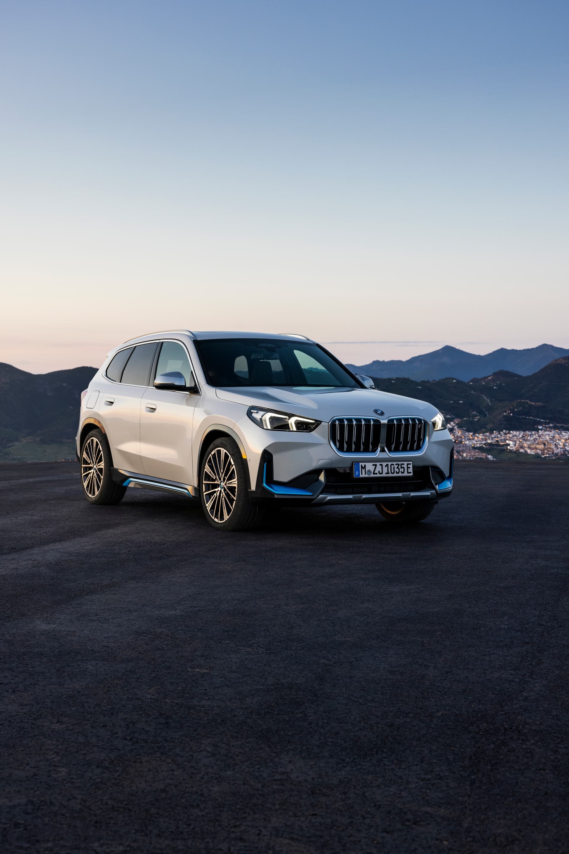 Imagen frontal del BMW X1 destacando la parrilla doble rinón.