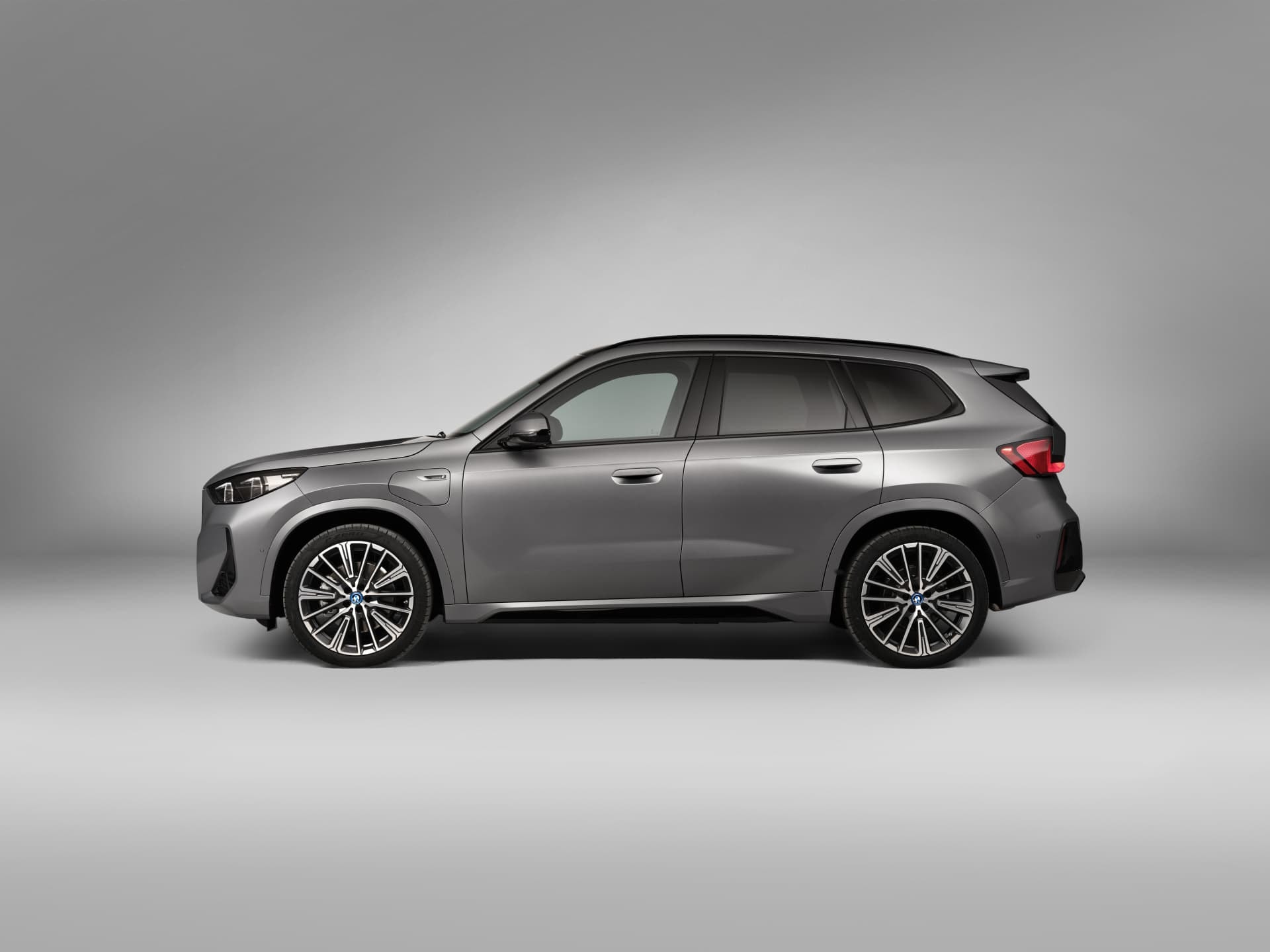 Perfil lateral del BMW X1 con diseño de rines elegantes y línea de techo dinámica.