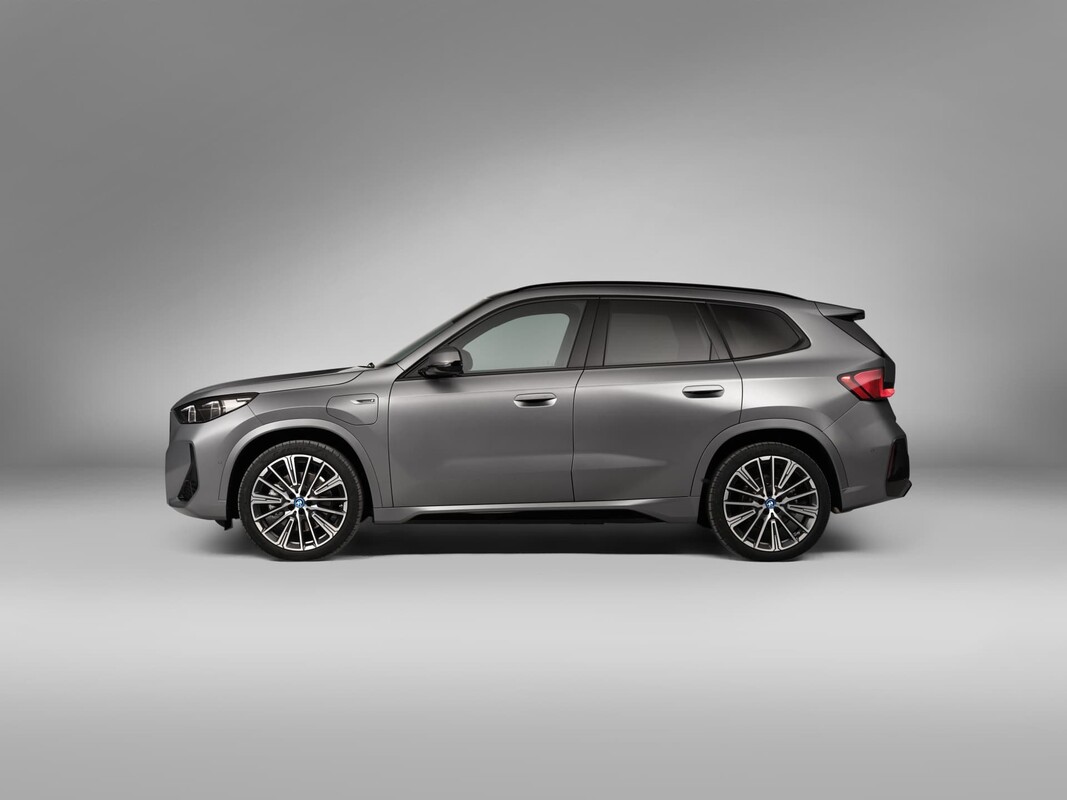 Perfil lateral del BMW X1 con diseño de rines elegantes y línea de techo dinámica. Perfil lateral del BMW X1 con diseño de rines elegantes y línea de techo dinámica.