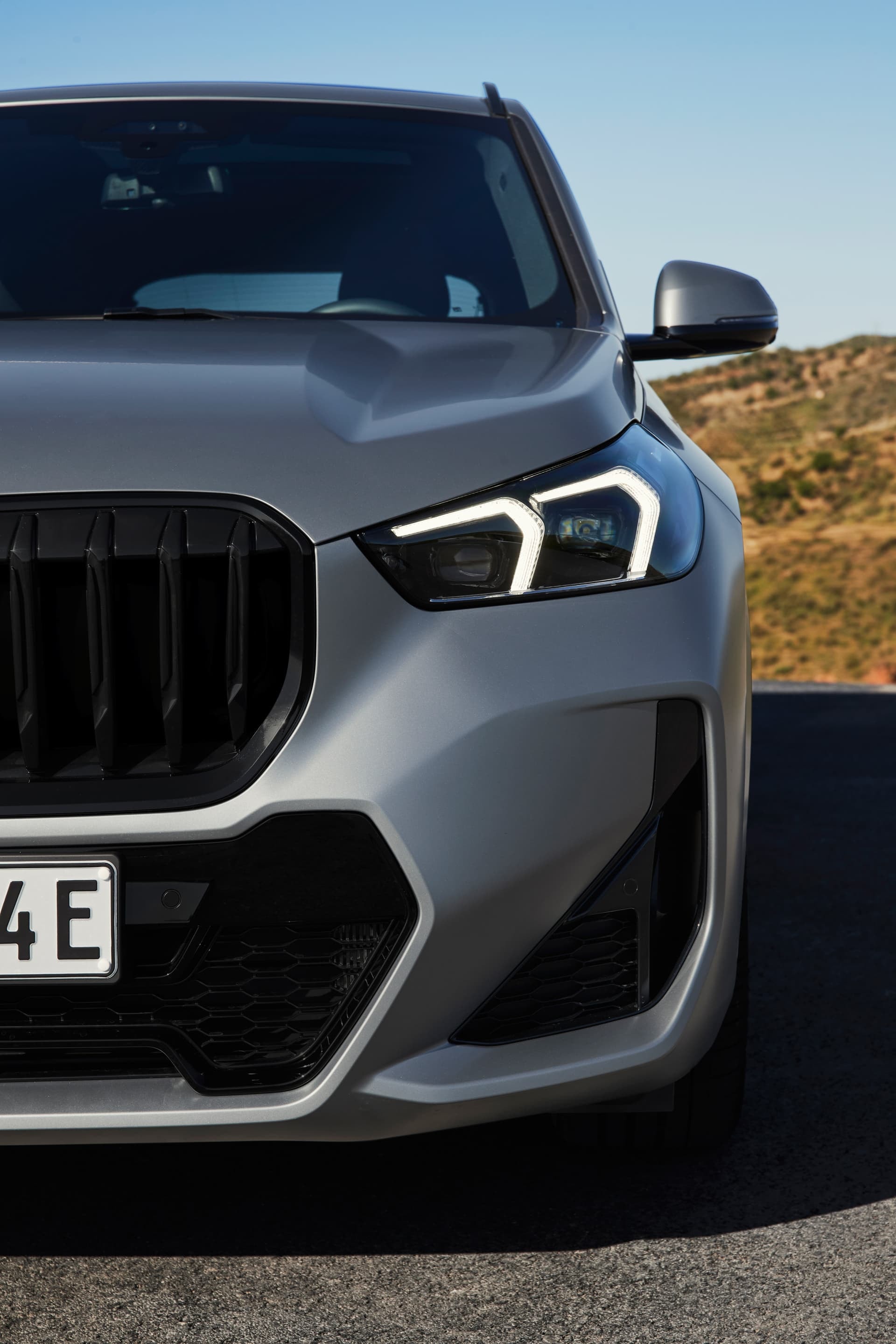 Vista frontal que muestra la parrilla y faros del BMW X1.