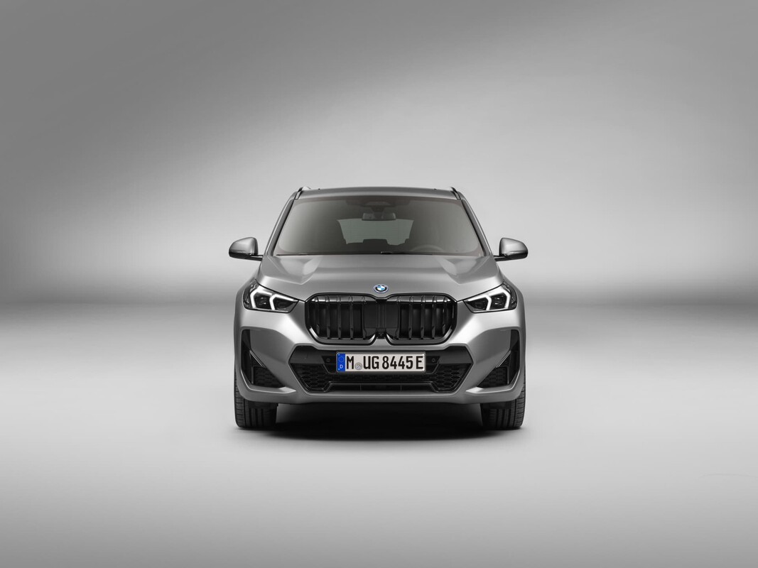 Vista frontal del BMW X1 destacando su parrilla icónica y diseño moderno. Vista frontal del BMW X1 destacando su parrilla icónica y diseño moderno.