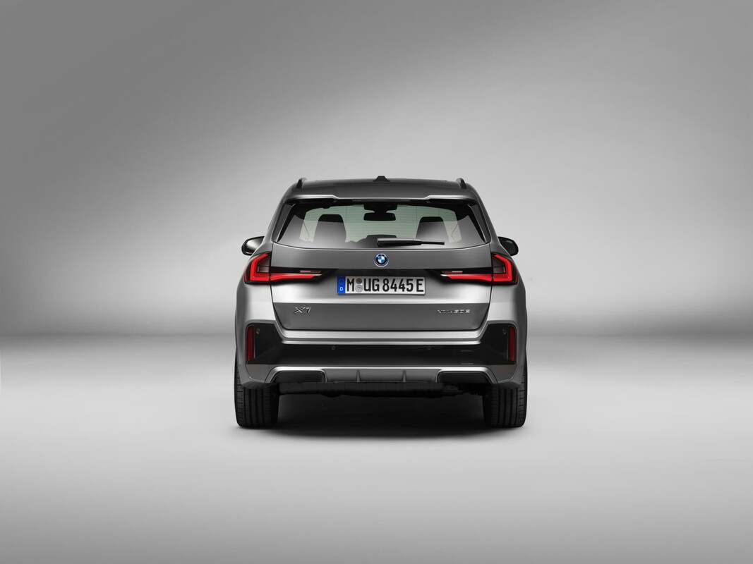 Imagen trasera del BMW X1 mostrando líneas y grupos ópticos característicos. Imagen trasera del BMW X1 mostrando líneas y grupos ópticos característicos.