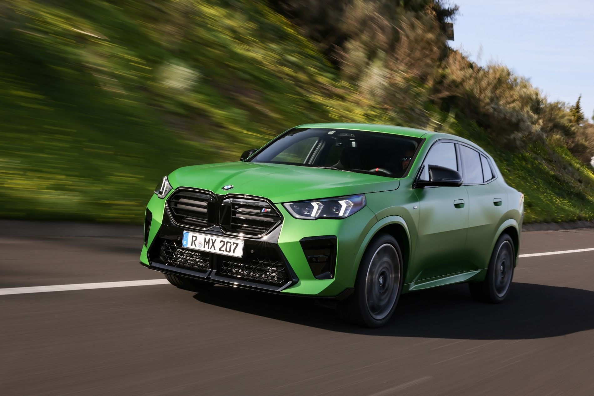 Vista trasera del BMW X2 con fondo marino, mostrando su elegancia.