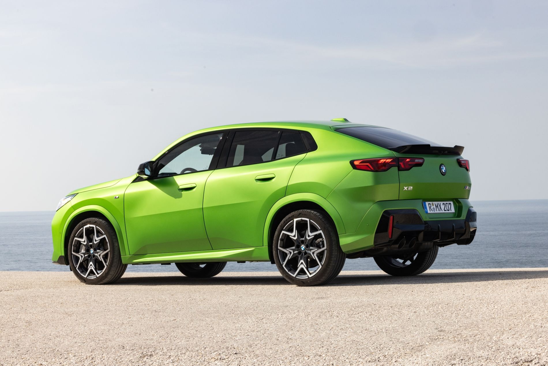 Vista aérea del BMW X2 en un vibrante color verde.