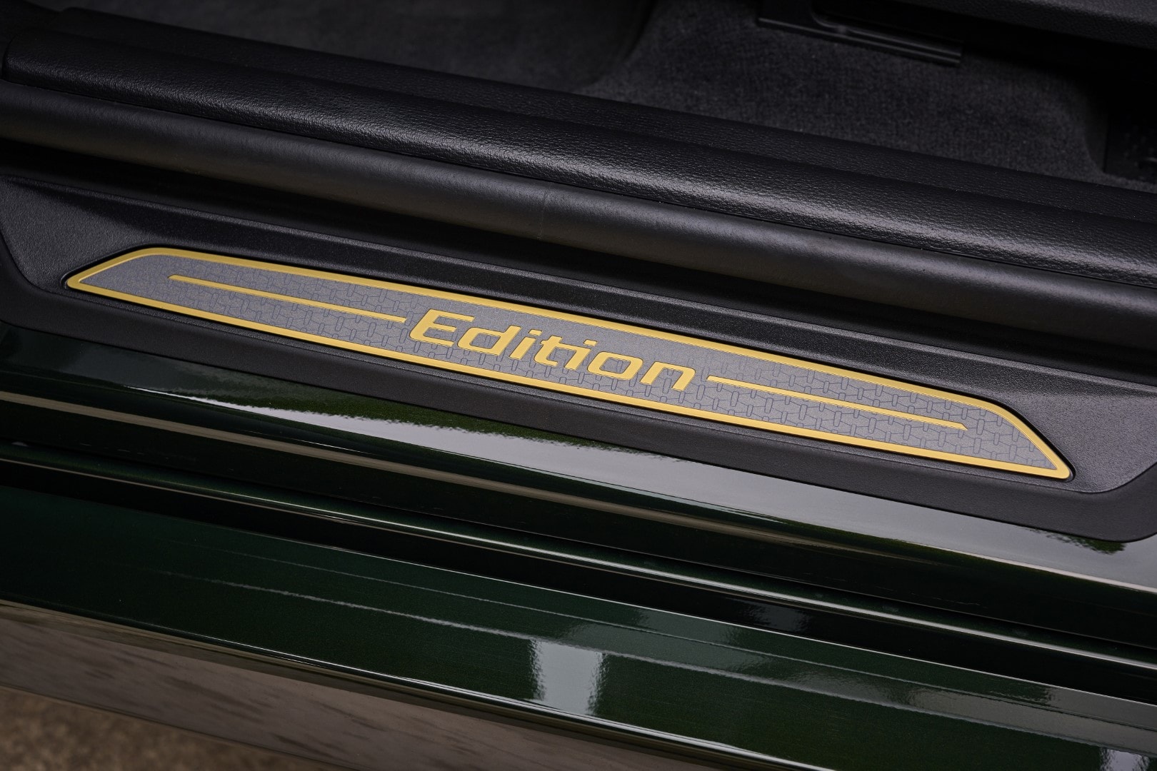 Placa de umbral 'Edition' como distintivo de un acabado especial en el BMW X2.