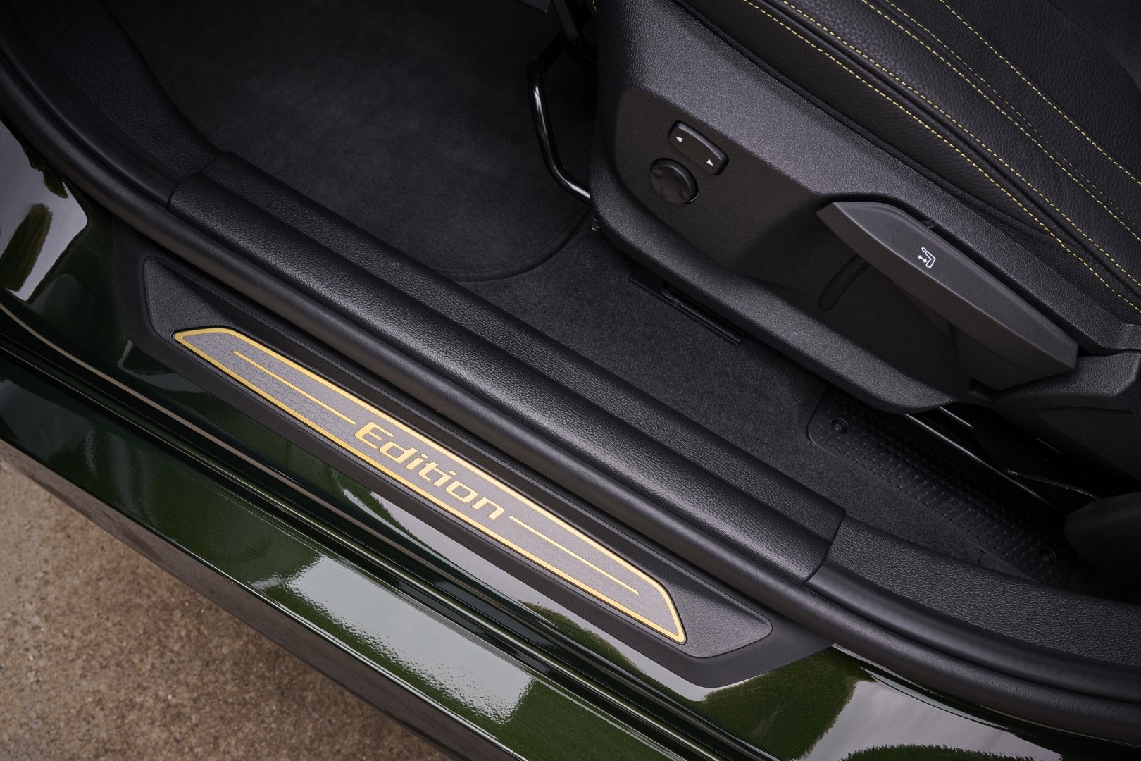 Detalle del BMW X2 'Edition' en el umbral de la puerta, acentuando su exclusividad.