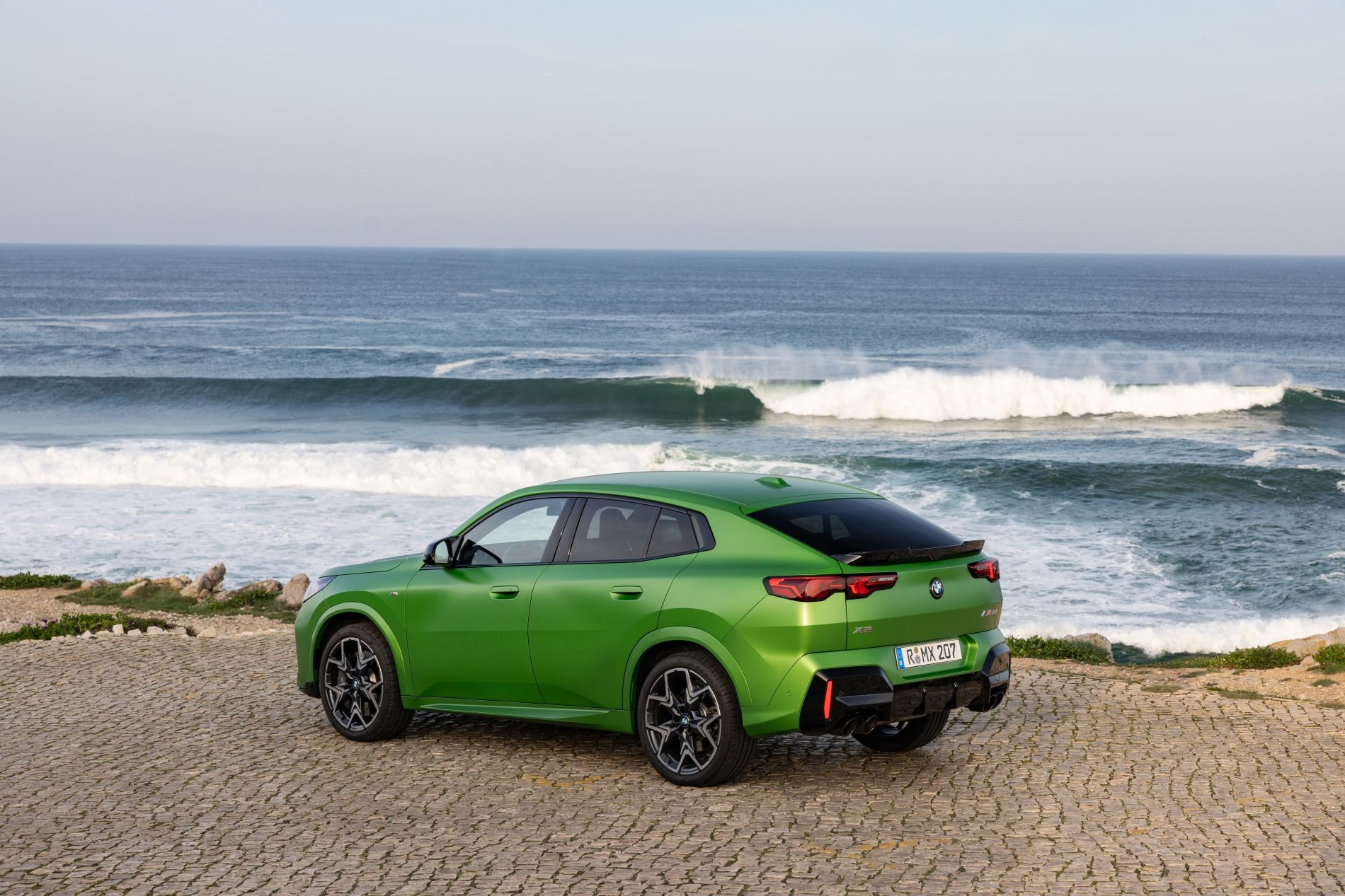 Frontal del BMW X2 en una costa, destacando su estética