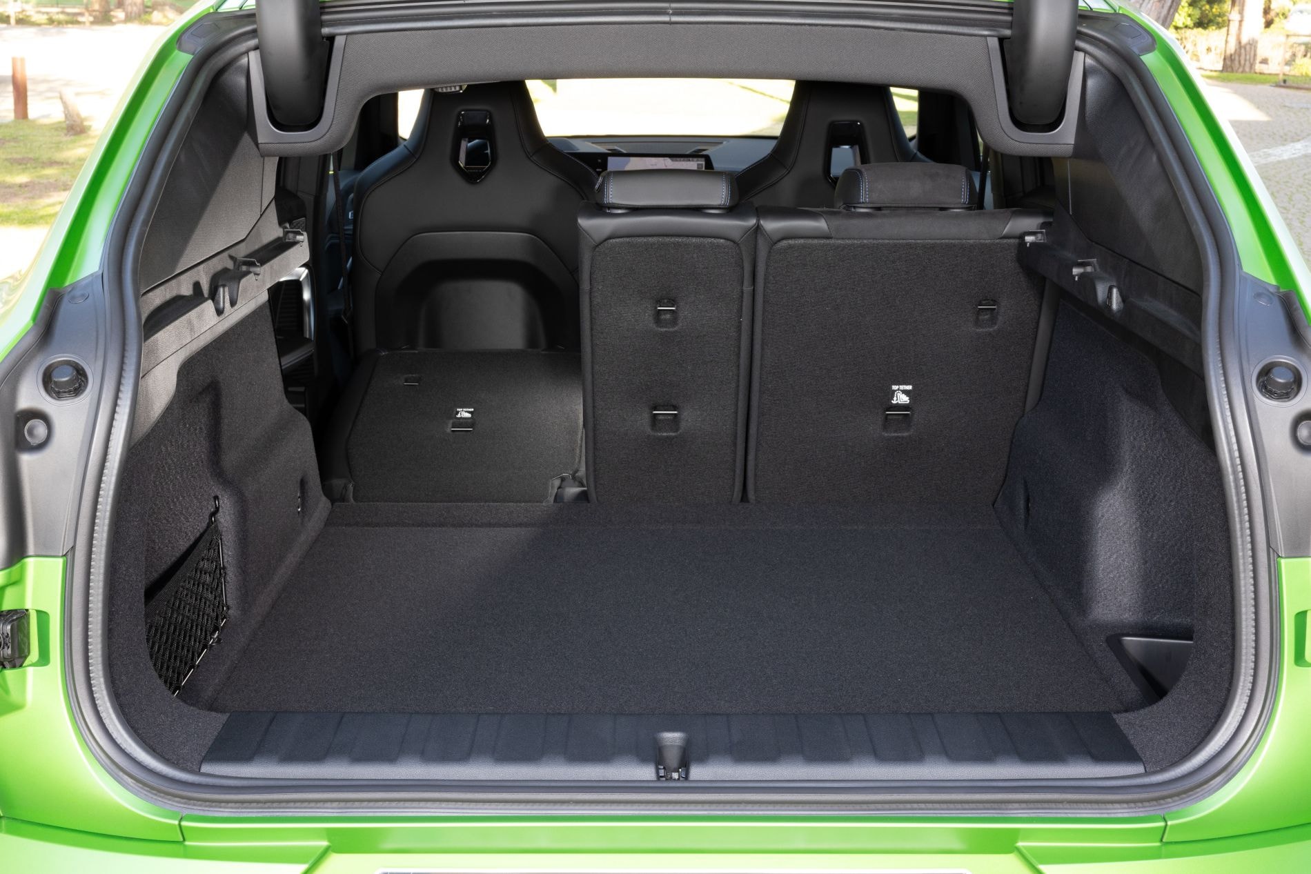 Maletero del BMW X2 con asientos abatidos, mostrando amplia capacidad