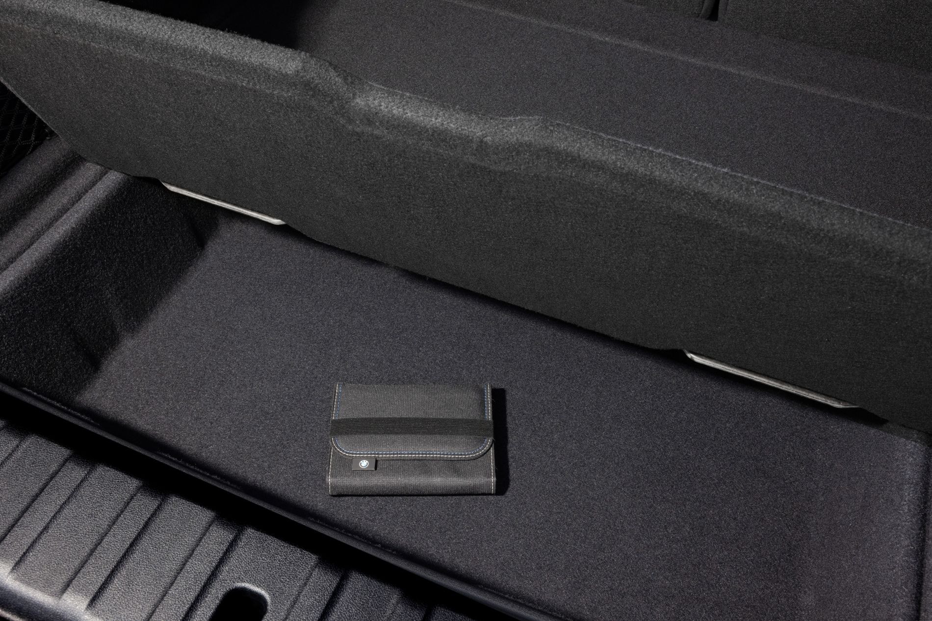 Maletero del BMW X2 vacío, destacando su espacio útil