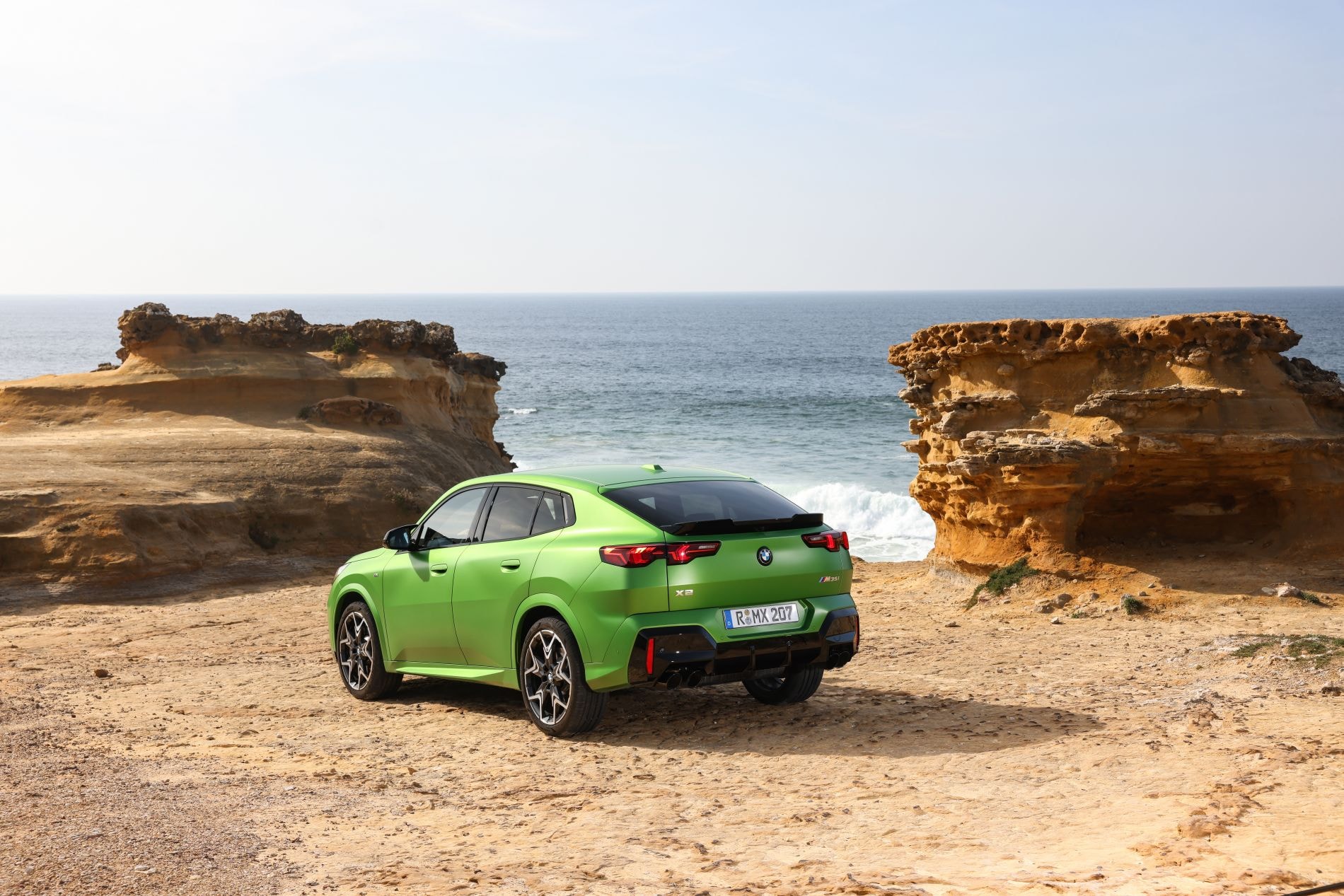 Pantalla de navegación del BMW X2 con mapa, resaltando conectividad