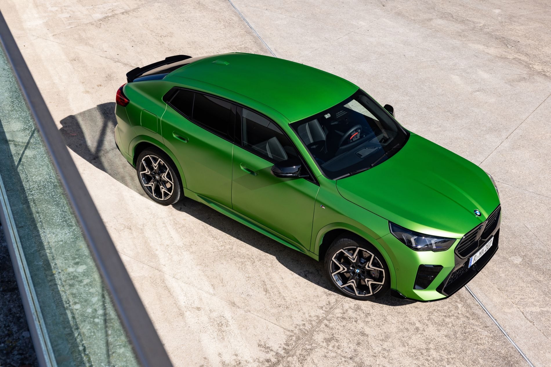 BMW X2 aparcado en la playa, mostrando su versatilidad y estilo