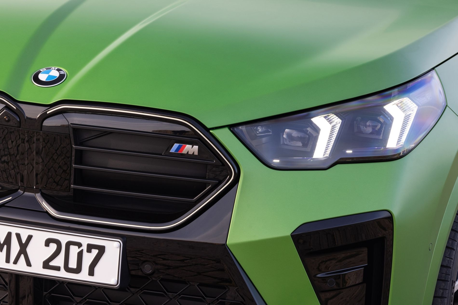 Vista lateral del BMW X2 en movimiento, mostrando su diseño dinámico