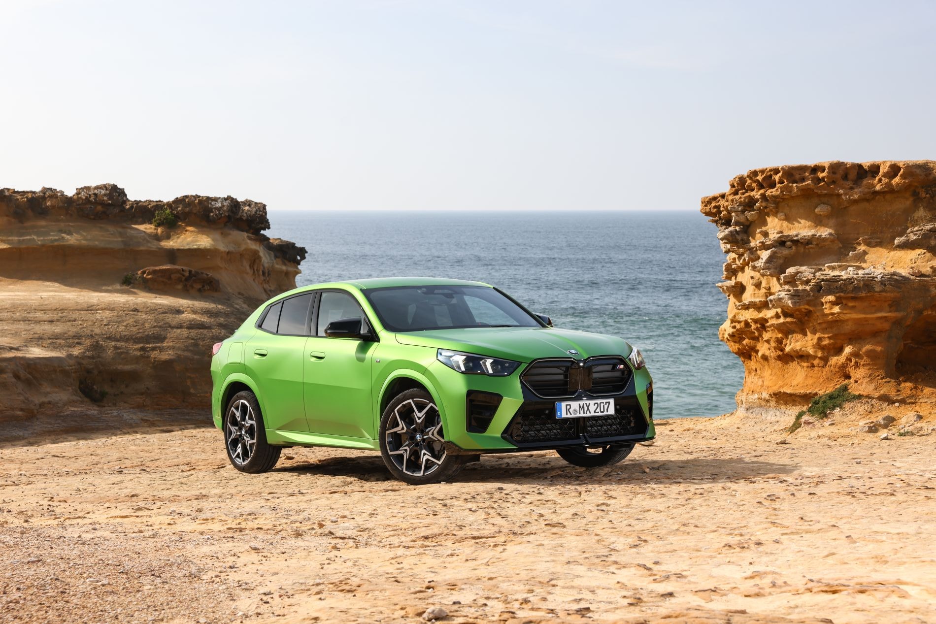 El BMW X2 destaca en un entorno natural, combinando su diseño audaz con un color vibrante.