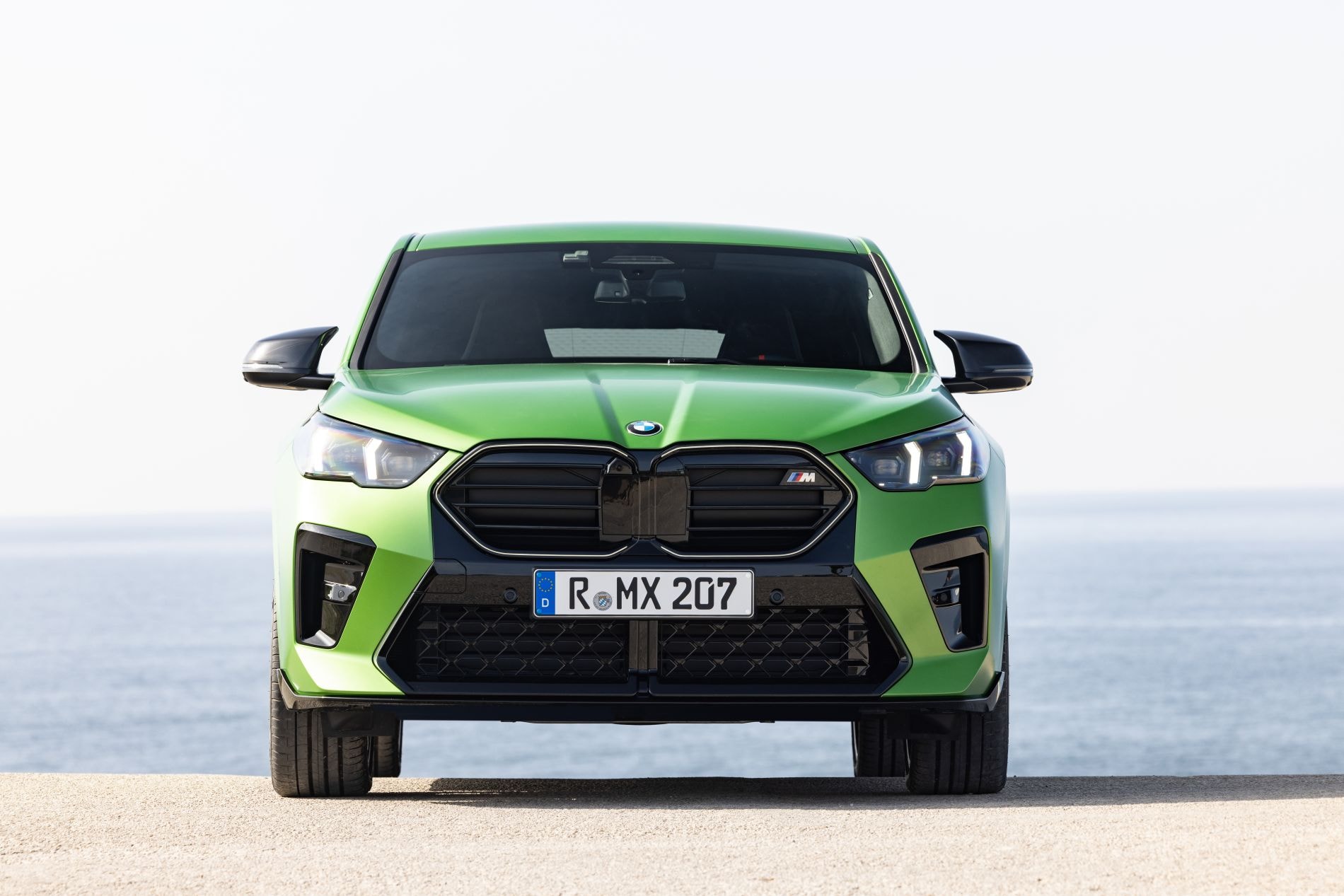 Vista aérea del BMW X2, resaltando su diseño deportivo