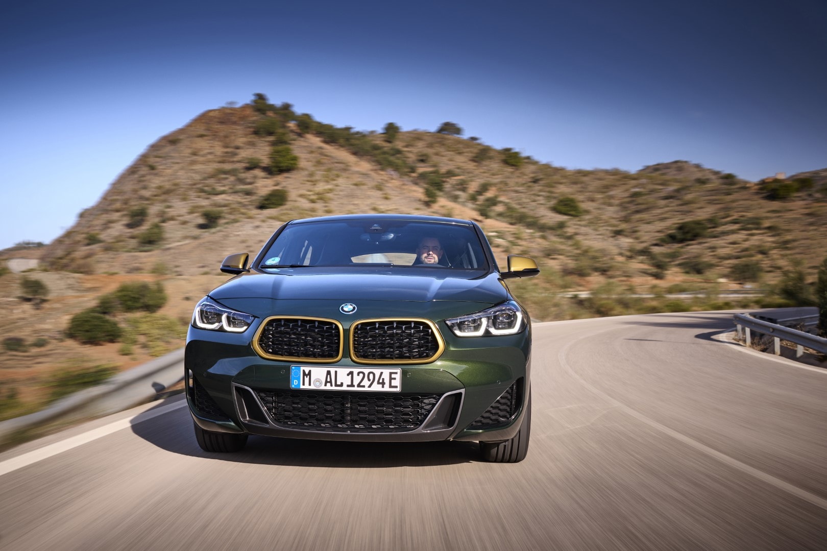 Imagen frontal del BMW X2 destacando su frontal agresivo y deportivo.