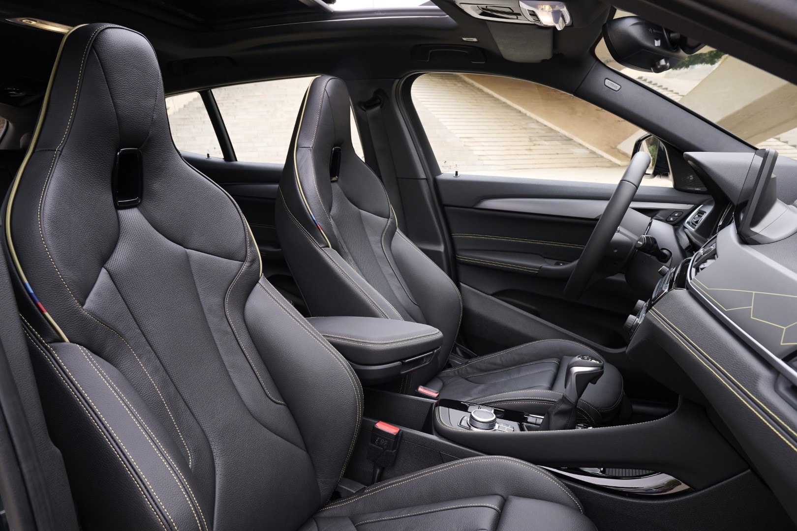 Interior del BMW X2 con asientos de corte deportivo y materiales premium.