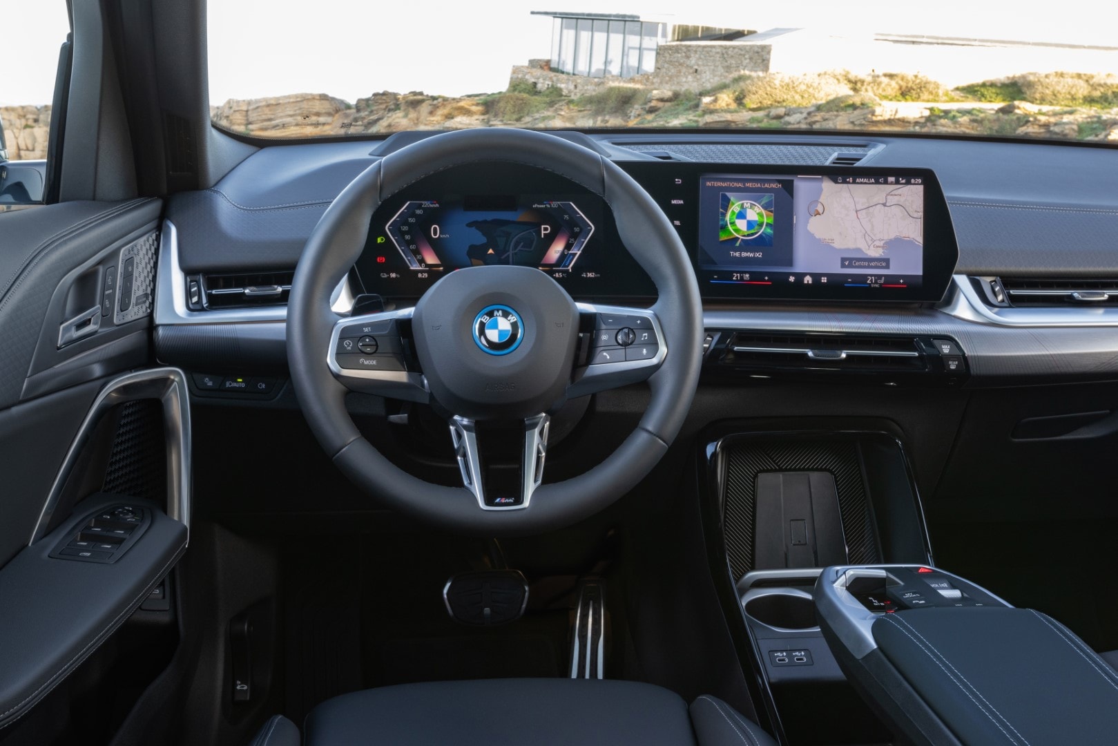 Vista del panel de instrumentos digital y la consola central equipada con tecnología avanzada en el BMW X2.