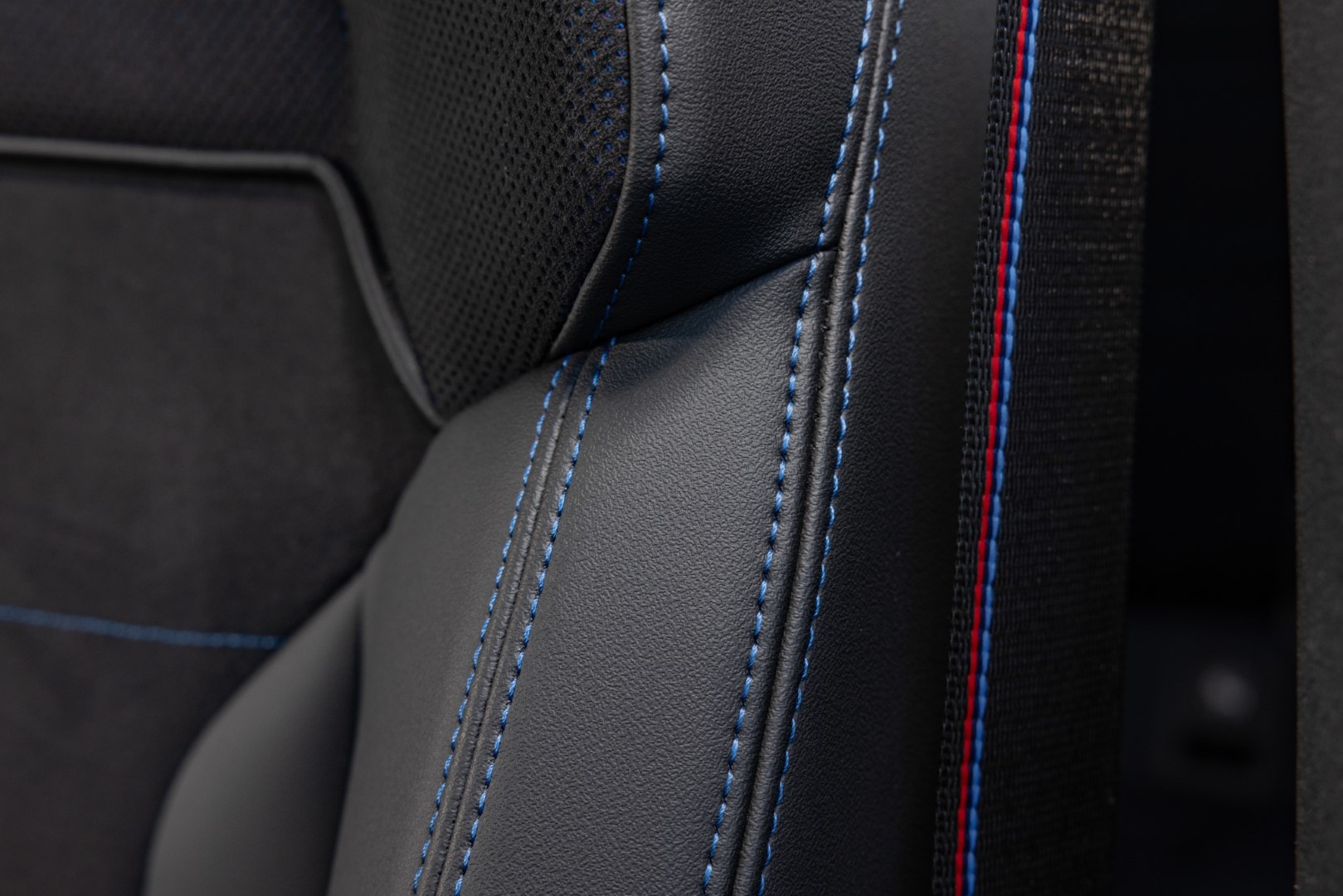 Detalle de la calidad y acabado de los asientos del BMW X2 con costuras precisas.