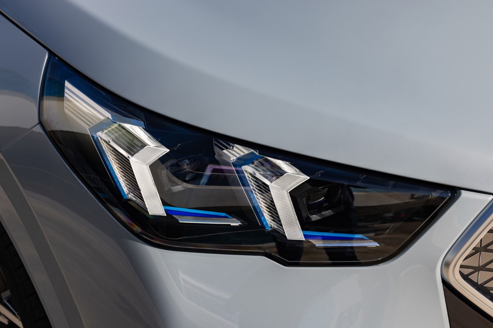 Detalle del diseño innovador del faro delantero del BMW X2.