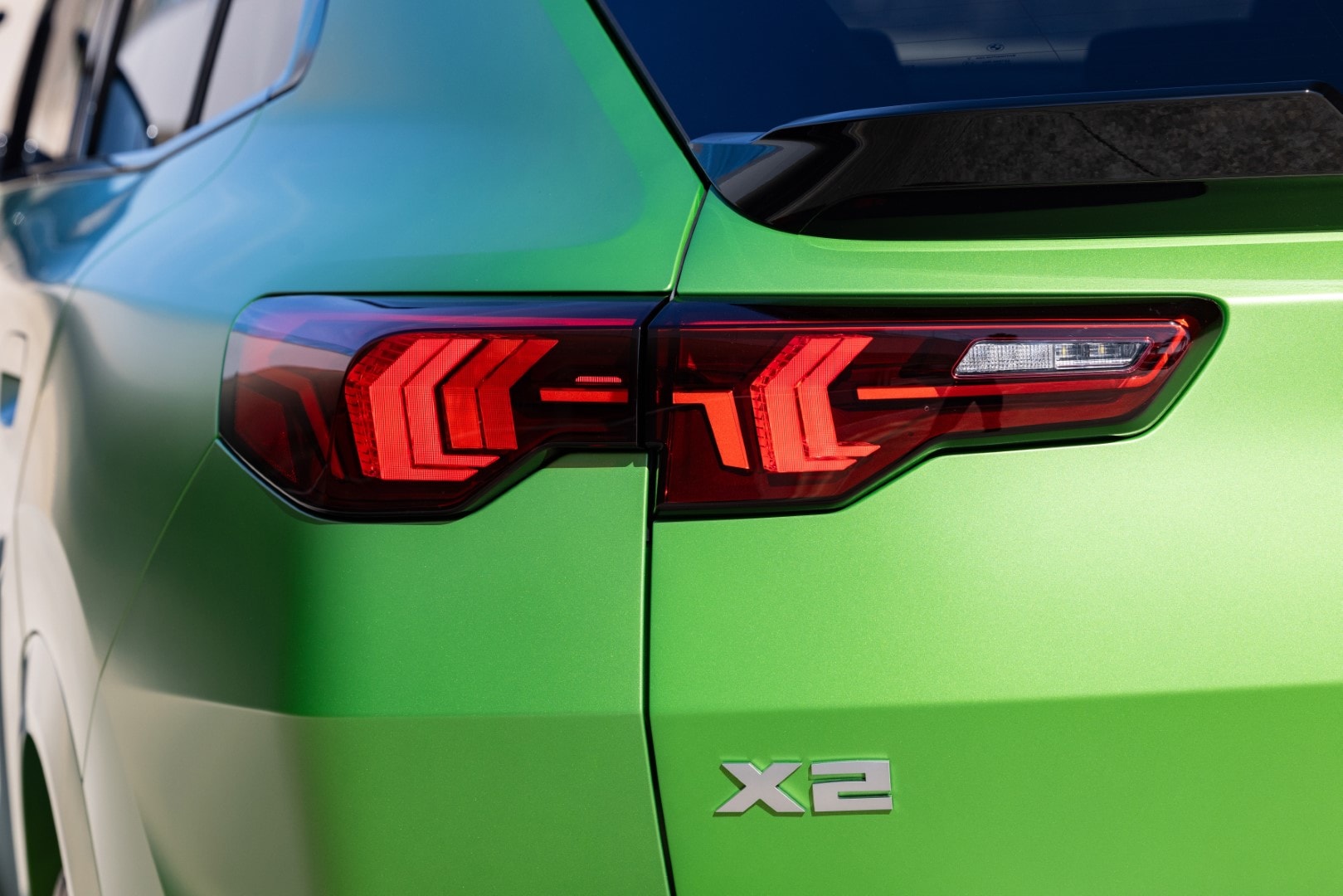 Primer plano de las luces traseras del BMW X2 con su diseño característico.