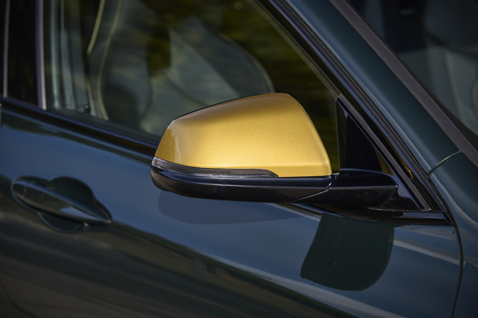 Detalle del espejo retrovisor con acabado en color dorado del BMW X2.