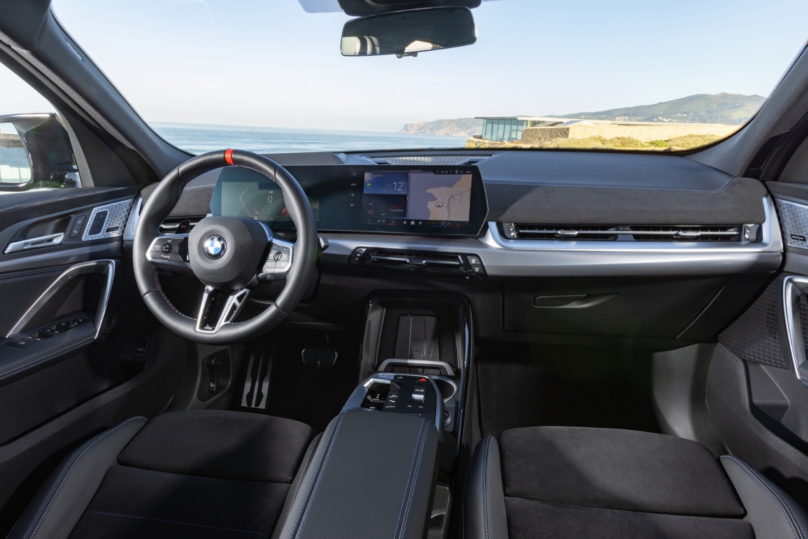 Imagen del habitáculo sofisticado del BMW X2 destacando el volante multifunción.