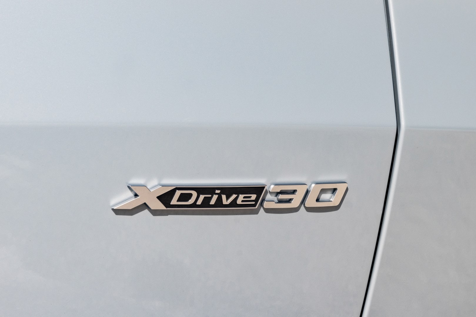 Insignia 'xDrive30' que indica la tracción y motorización del BMW X2.