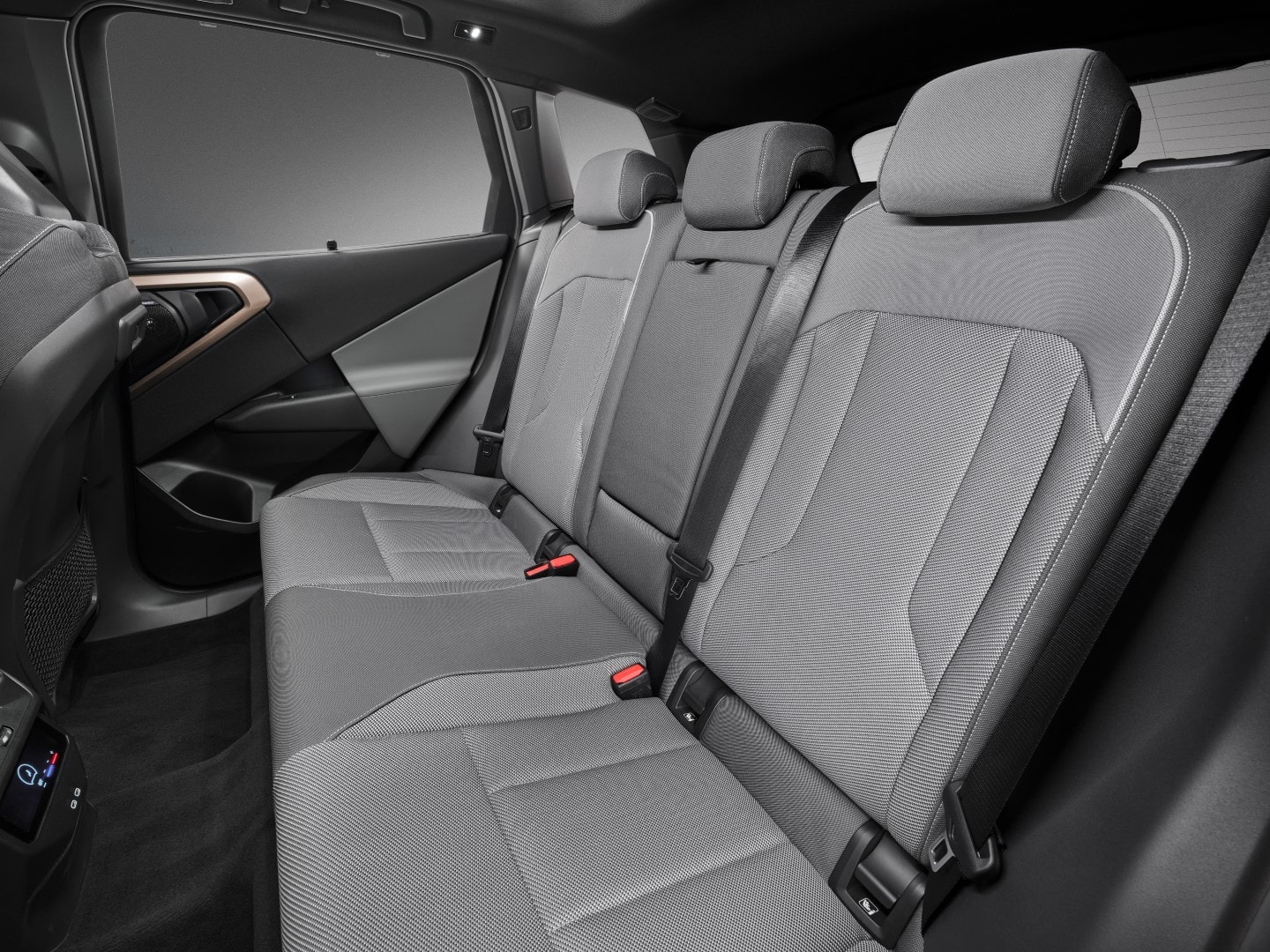 Asientos traseros del BMW X3 híbrido, evidenciando confort y amplitud para los pasajeros.