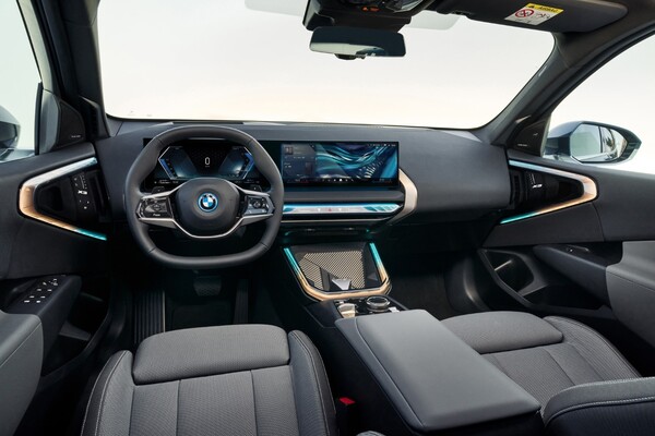 Cockpit del BMW X3 Híbrido, con enfoque en el diseño moderno y tecnología de punta. Cockpit del BMW X3 Híbrido, con enfoque en el diseño moderno y tecnología de punta.