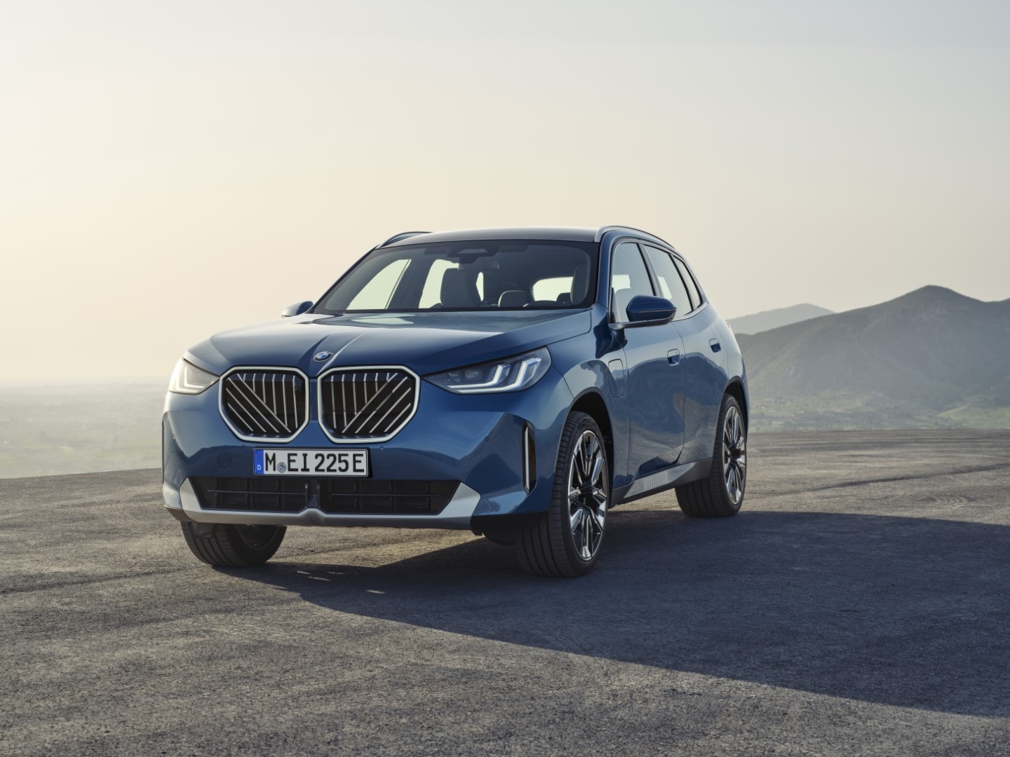 Imagen frontal y lateral del BMW X3 híbrido, mostrando su imponente parrilla y diseño deportivo.