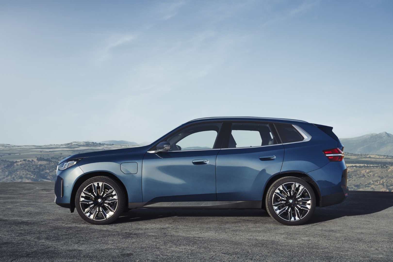 Perfil lateral del BMW X3 Híbrido, reflejo de estilo y funcionalidad.