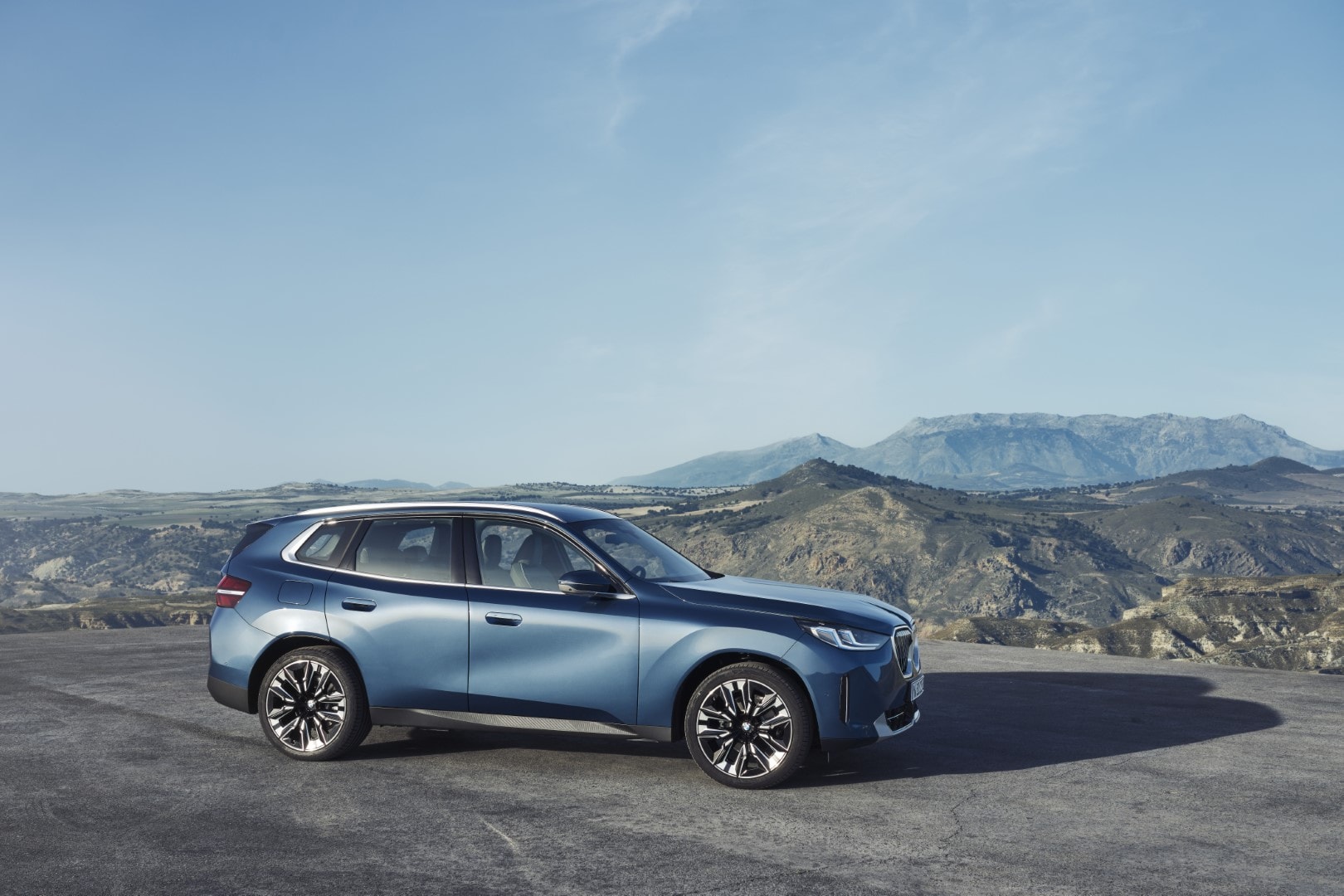 Vista lateral del BMW X3 híbrido mostrando su diseño elegante y aerodinámico.