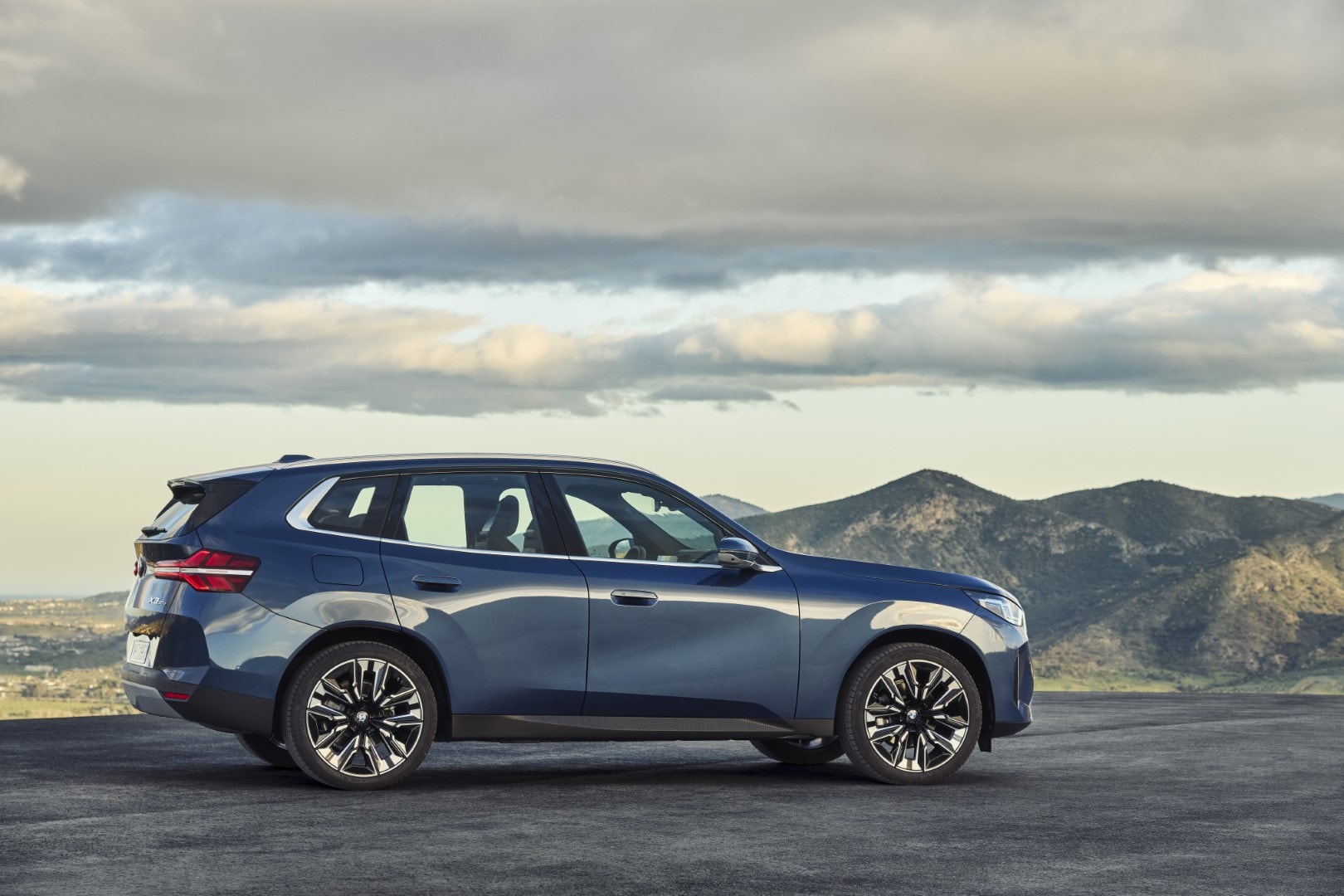 Composición lateral y trasera del BMW X3 Híbrido, mostrando su diseño.