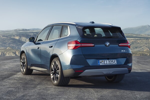 Imagen dinámica del BMW X3 Híbrido mostrando su perfil trasero y diseño aerodinámico. Imagen dinámica del BMW X3 Híbrido mostrando su perfil trasero y diseño aerodinámico.