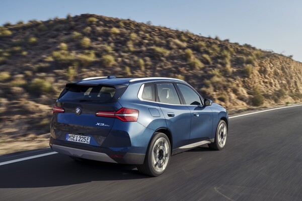 Perspectiva lateral y trasera del BMW X3 Híbrido resaltando su silueta y llantas. Perspectiva lateral y trasera del BMW X3 Híbrido resaltando su silueta y llantas.