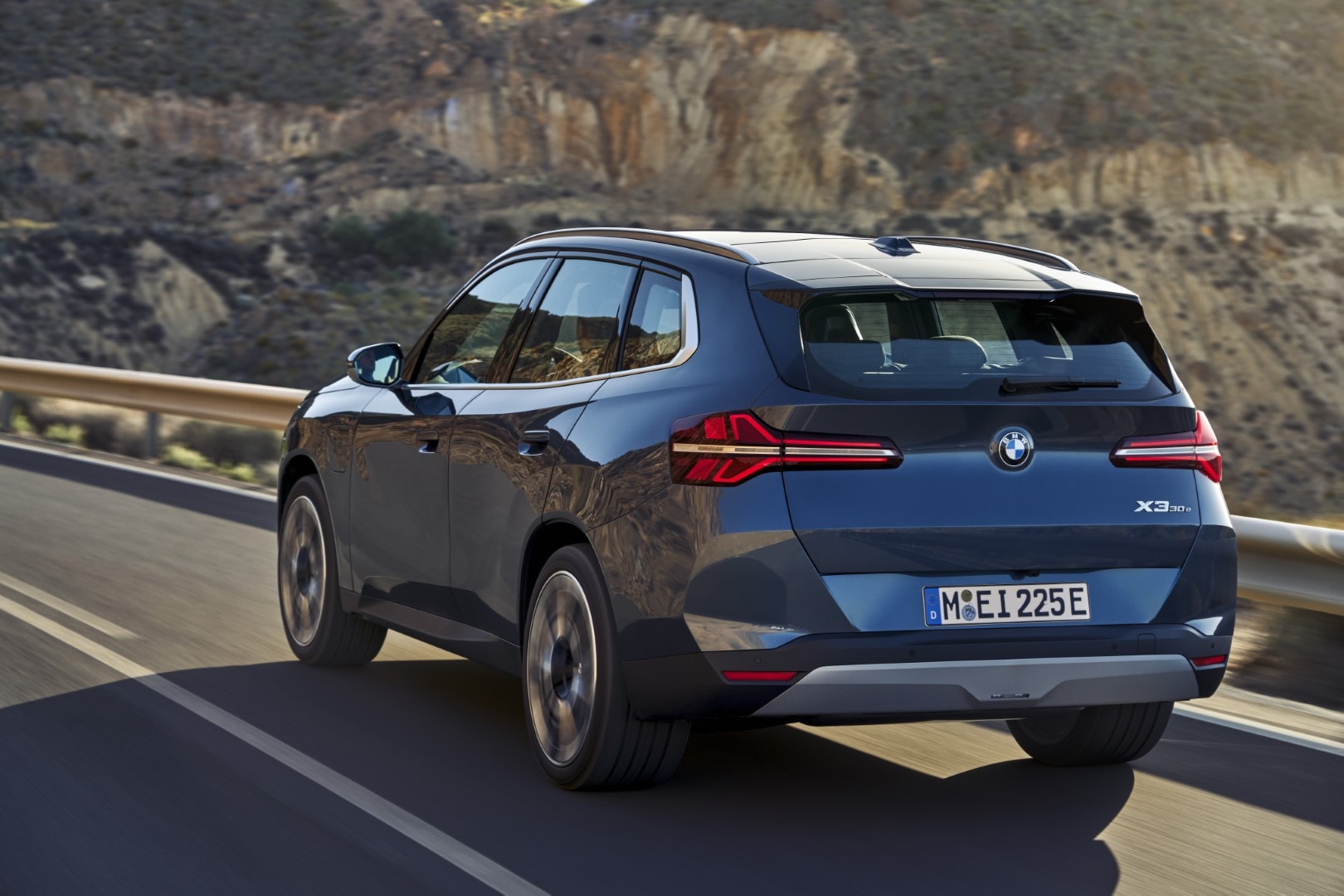Perspectiva trasera del BMW X3 Híbrido mostrando líneas y acabados.