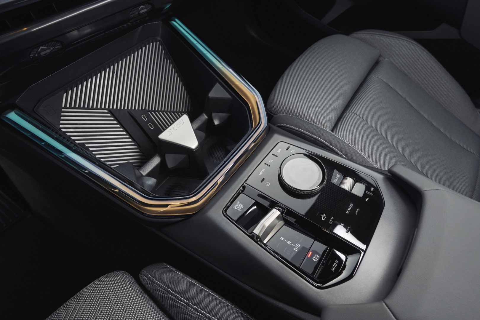 Consola central del BMW X3 Híbrido destacando su diseño ergonómico.