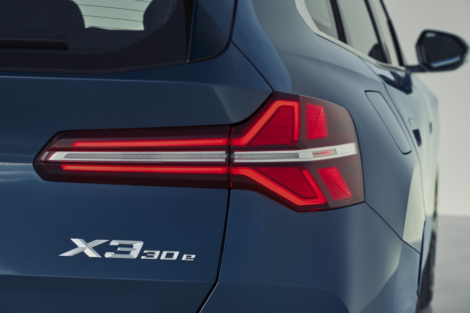 Detalle de las luces traseras del BMW X3 híbrido con tecnología LED moderna y diseño distintivo.