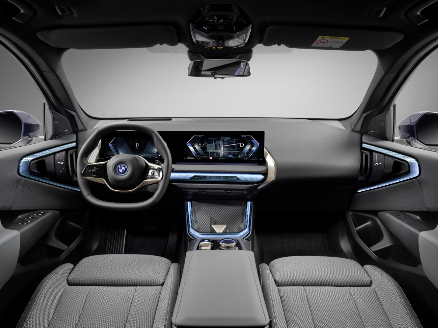 Cabina tecnológicamente avanzada con paneles de control digitales y acabados premium.