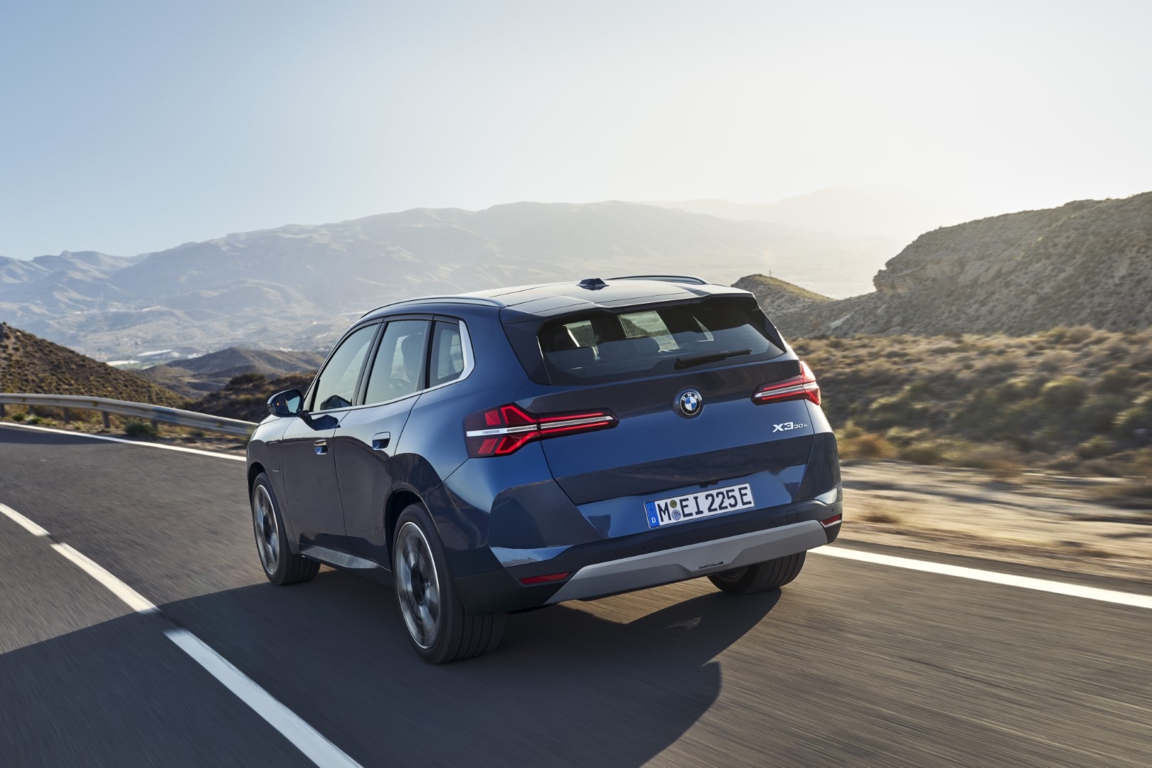 Enfoque en la trasera del BMW X3 Híbrido durante su desplazamiento.
