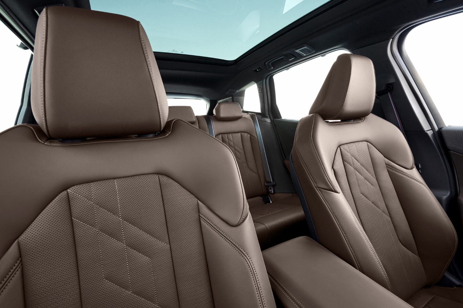 Vista de los asientos traseros del BMW X3, realzando el confort y espacio.