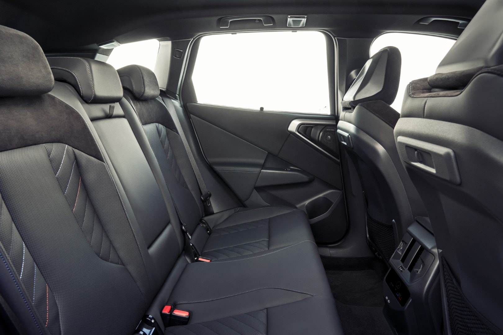 Imagen de los asientos traseros, destacando el espacio y acabado.