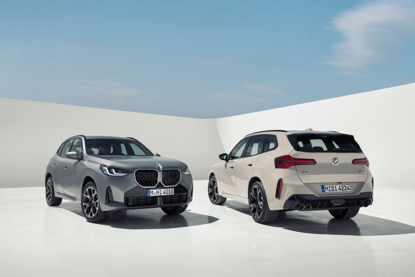 Comparativa frontal y trasera del BMW X3, enfatizando su silueta y proporciones.