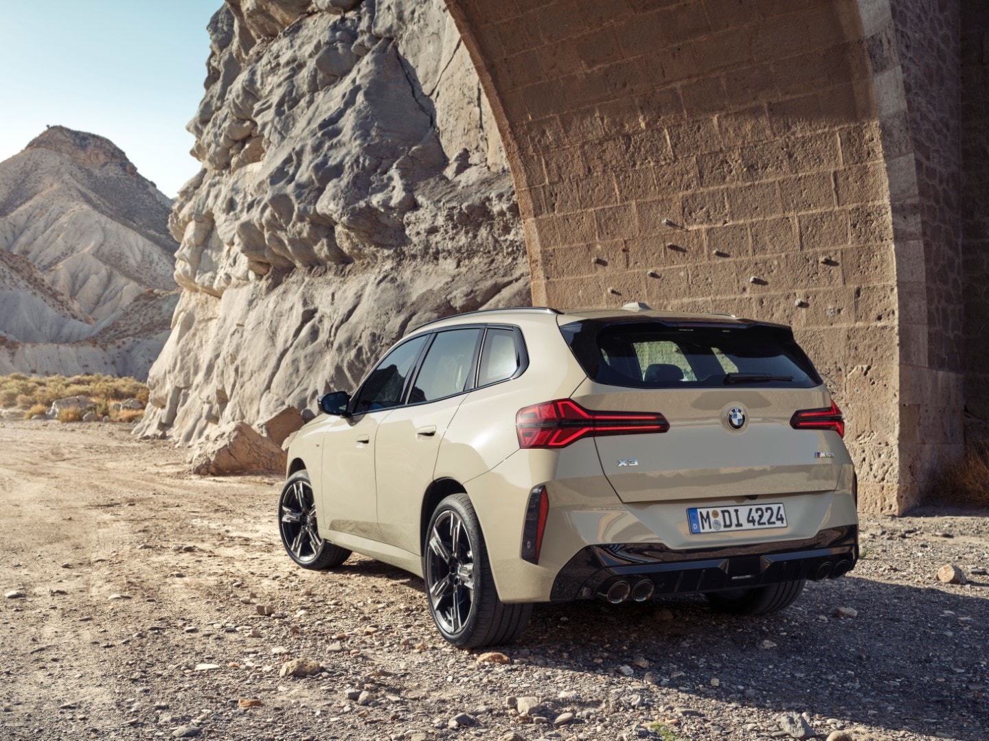 Vista trasera y lateral del BMW X3 en un entorno natural, destacando su diseño robusto.