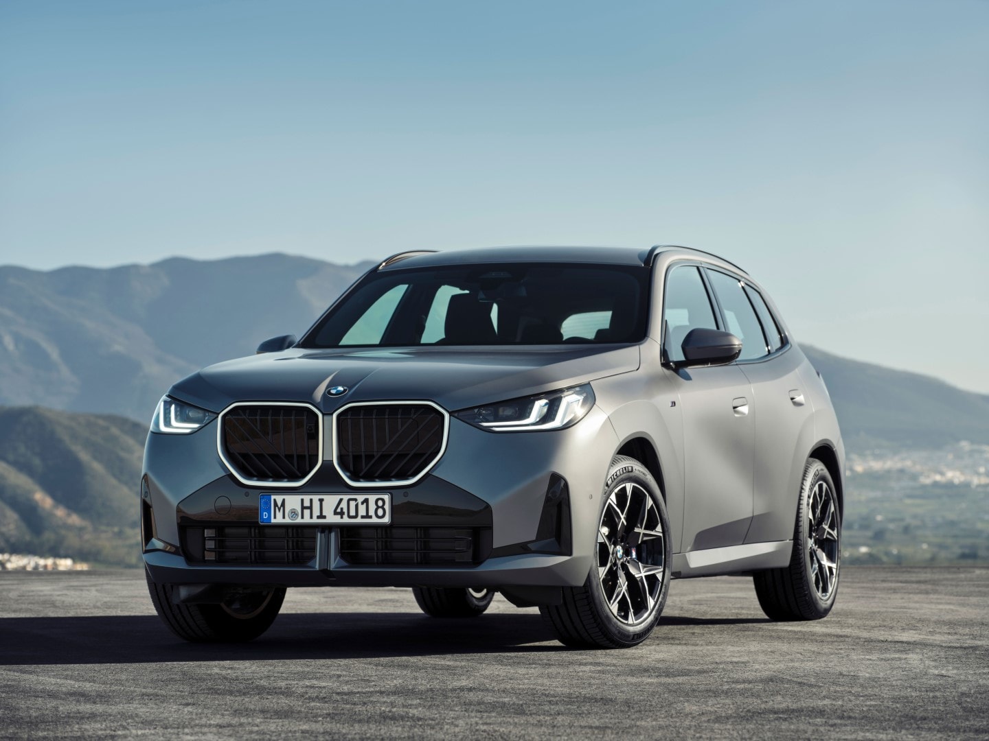 Frontal estático del BMW X3 que resalta su parrilla y detalles deportivos.