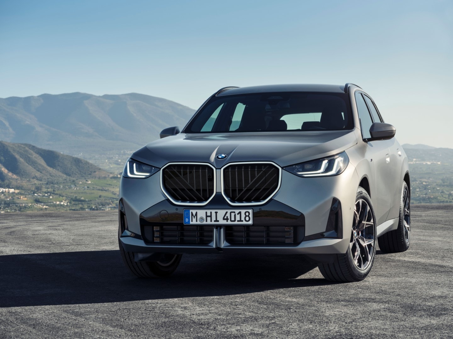 Frontal imponente del BMW X3 que proyecta su presencia y tecnología LED.