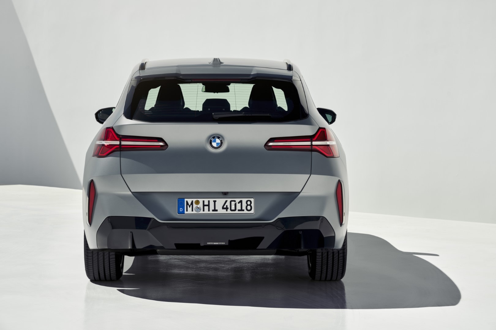 Vista trasera del BMW X3 en un entorno de estudio, destacando líneas de diseño.