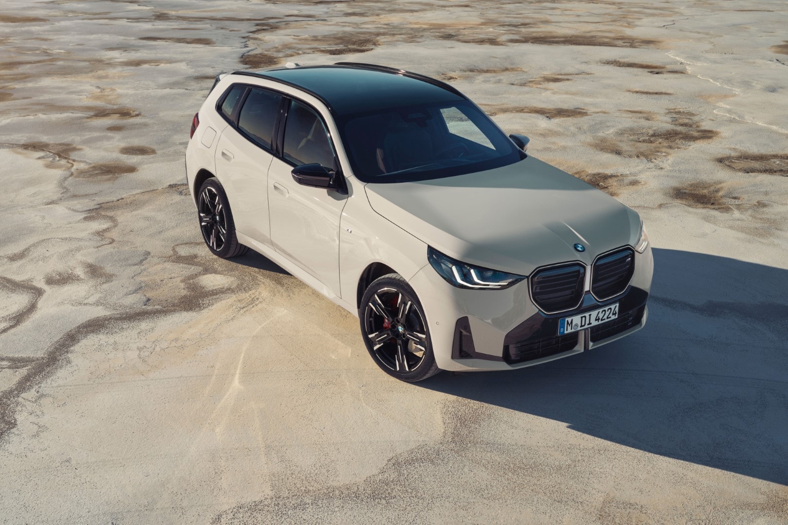 Toma superior del BMW X3, resaltando su diseño y techo.