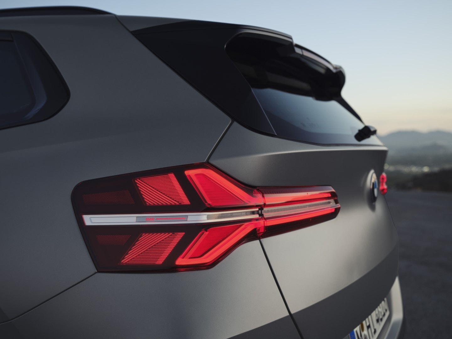 Primer plano del diseño de las luces traseras LED del BMW X3.